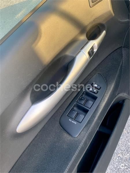 Usado Toyota Auris 90 CV (66 kW) 2010 Blanco Berlina
