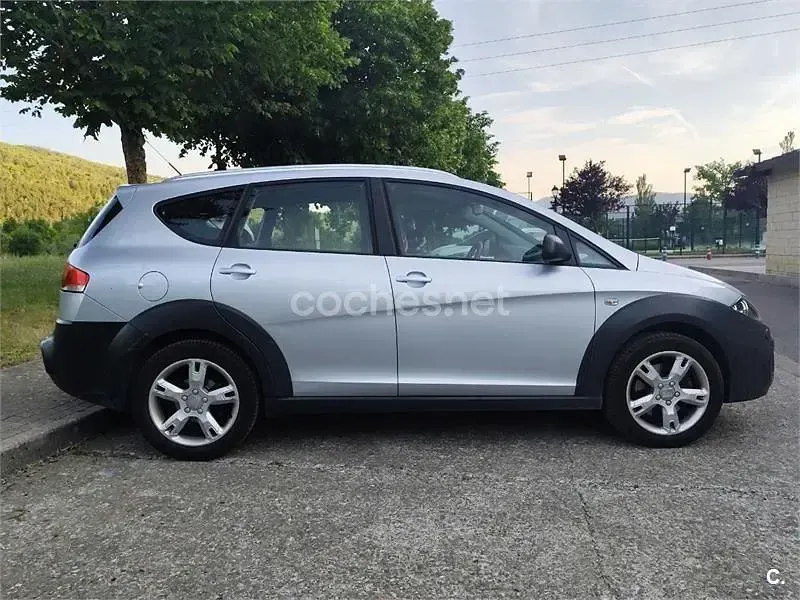 Usado Seat Altea 140 CV (102 kW) 2008 Gris / plata Monovolumen