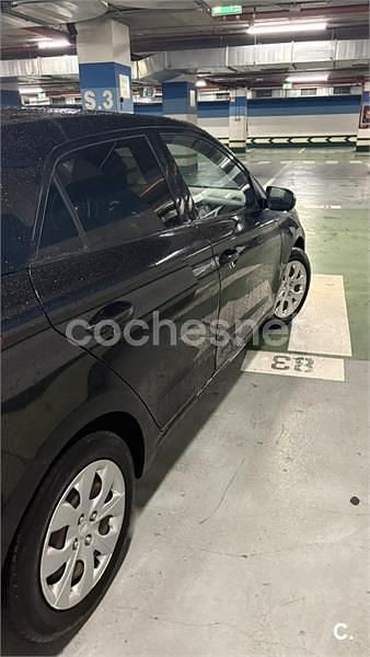 Usado Hyundai i20 84 CV (61 kW) 2015 Negro Berlina
