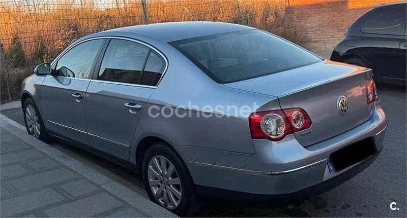 Gris / plata Usado 2005 VW Passat Highline Berlina | 3500 € (Buen precio) - Imagen 1/2