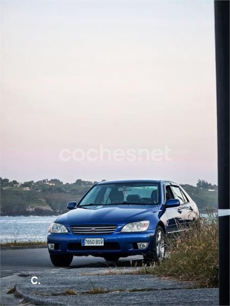 Azul Usado 2002 Lexus IS200 Luxury Line Berlina | 4690 € - Imagen 1/4