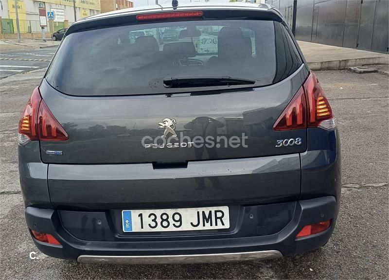 Usado Peugeot 3008 Style 120 CV (88 kW) 2016 Gris / plata Berlina