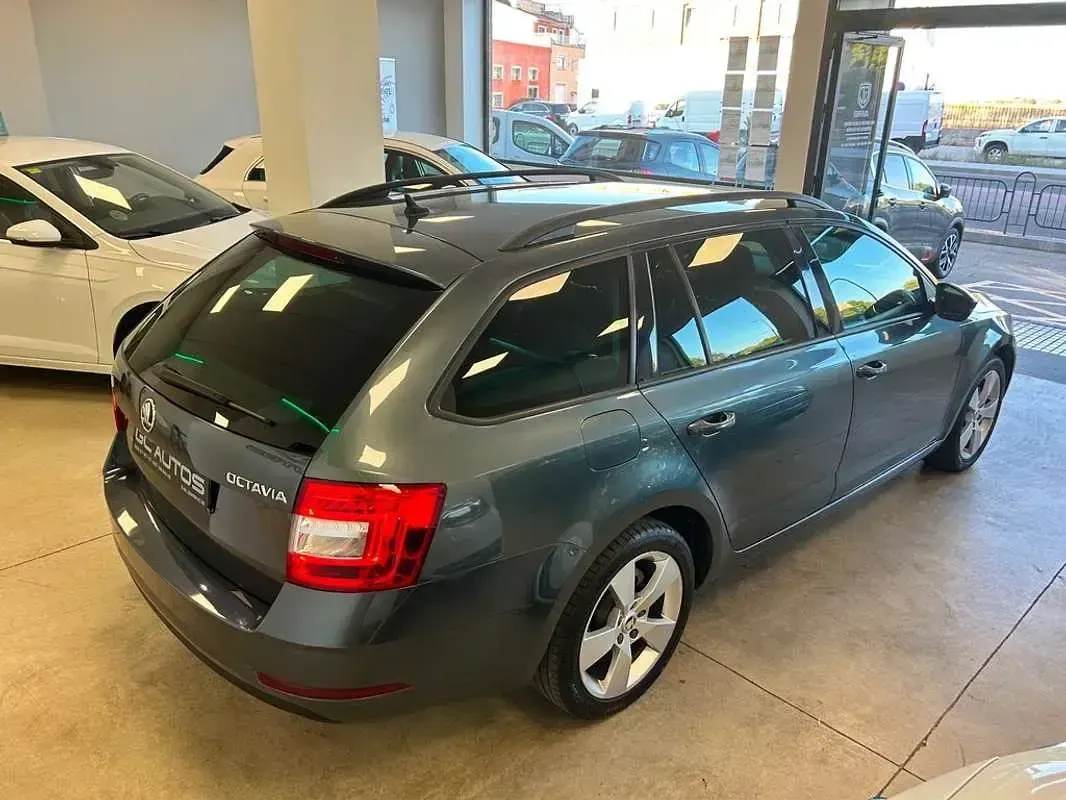 Usado Skoda Octavia Ambition 150 CV (110 kW) 2019 Gris Familiar