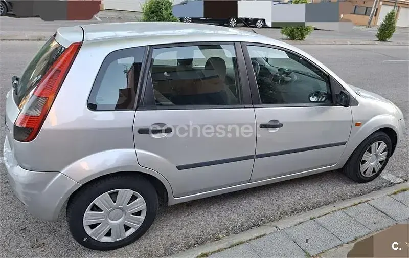 Usado Ford Fiesta Trend 68 CV (50 kW) 2003 Gris / plata Utilitario