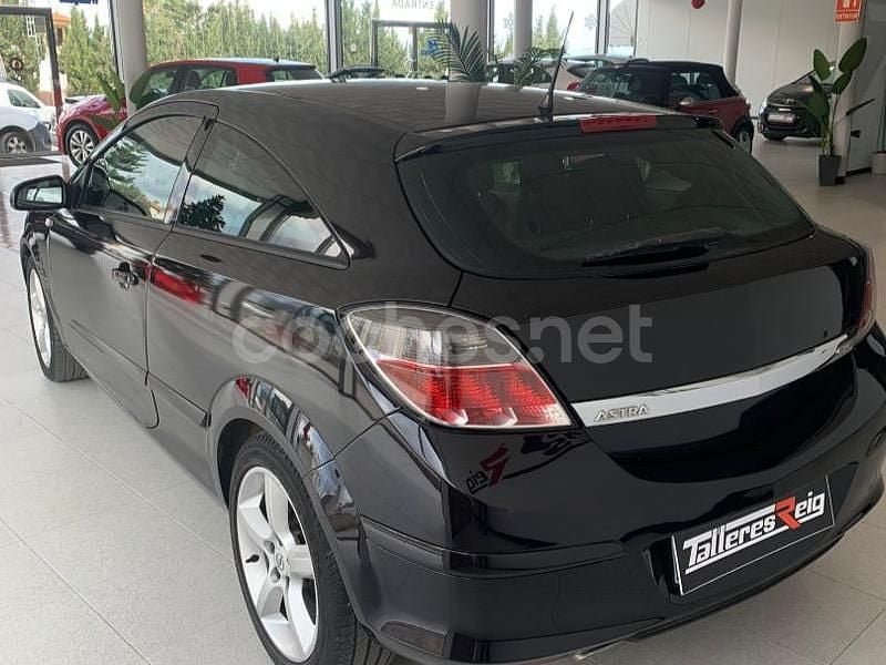 Usado Opel Astra GTC Sport 125 CV (91 kW) 2005 Negro Berlina