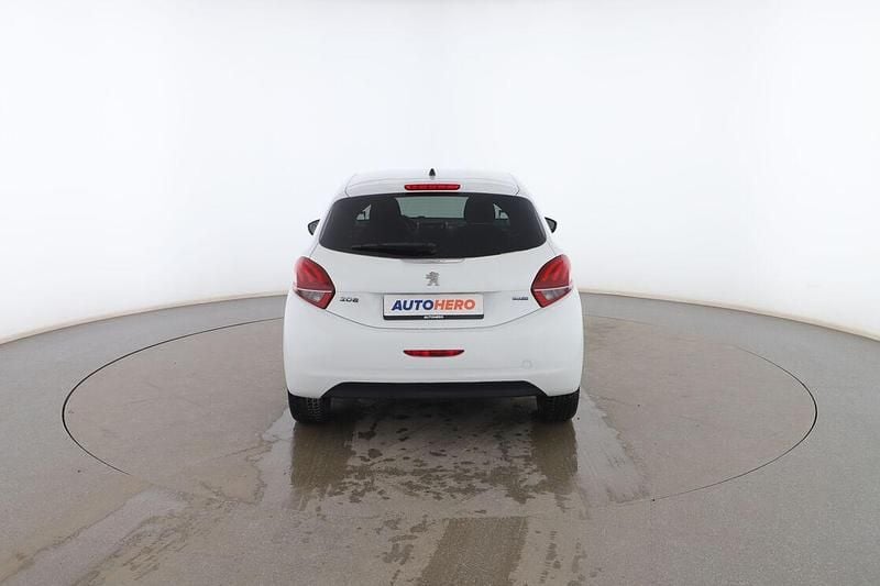 Usado Peugeot 208 Style 100 CV (73 kW) 2016 Blanco Utilitario