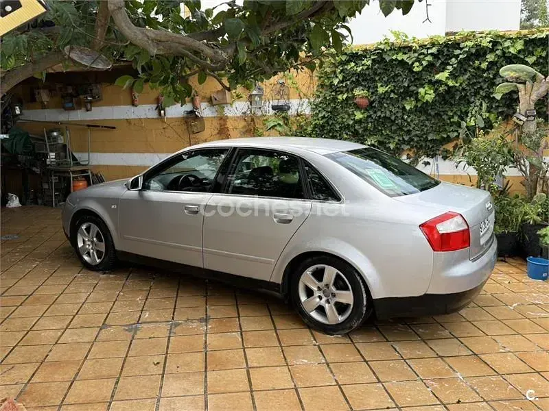Usado Audi A4 180 CV (132 kW) 2004 Gris / plata Berlina