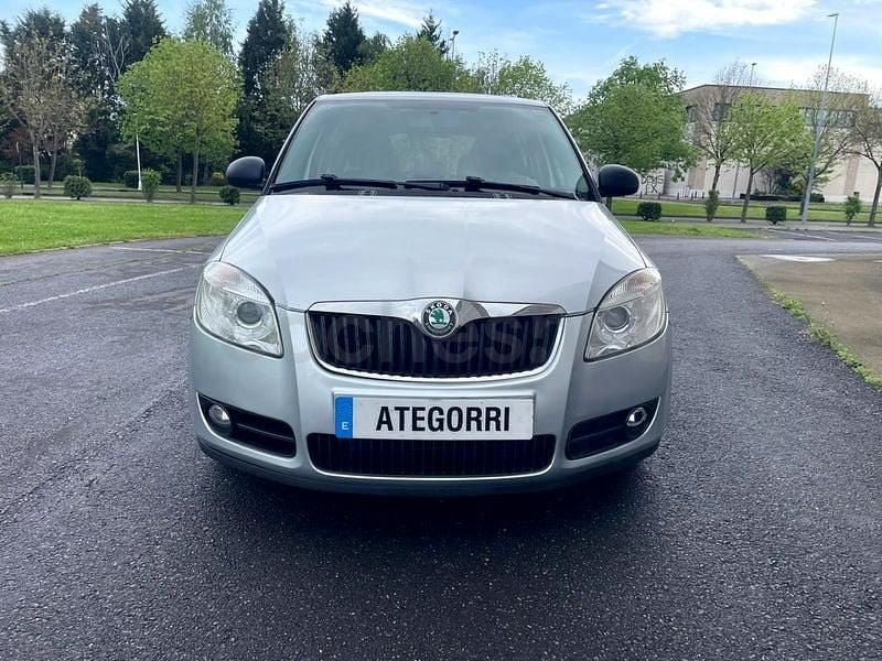 Usado Skoda Fabia Style 80 CV (58 kW) 2009 Gris / plata Berlina