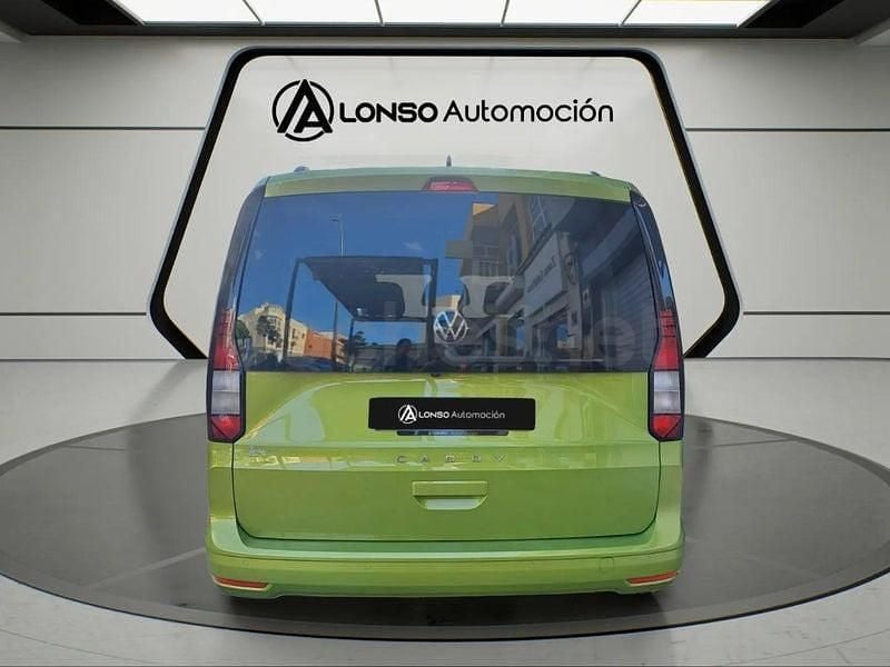 Usado VW Caddy 102 CV (75 kW) 2021 Verde Monovolumen