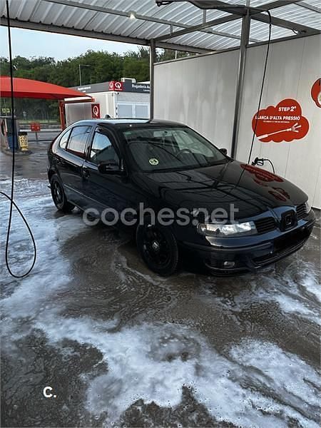 Usado Seat Leon Sport 105 CV (77 kW) 2001 Negro Utilitario