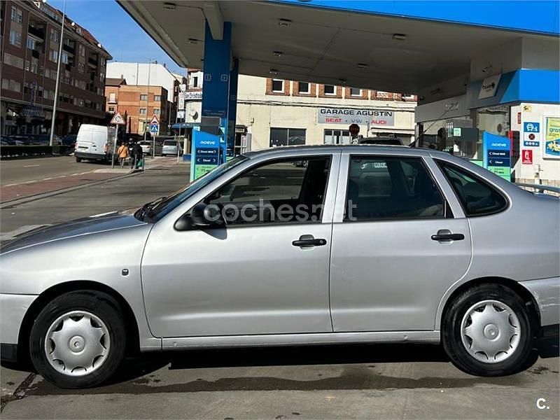 Usado Seat Cordoba 75 CV (55 kW) 2002 Gris / plata Berlina
