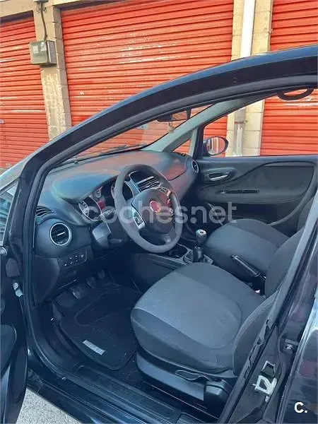 Usado Fiat Punto Pop 75 CV (55 kW) 2013 Negro Utilitario