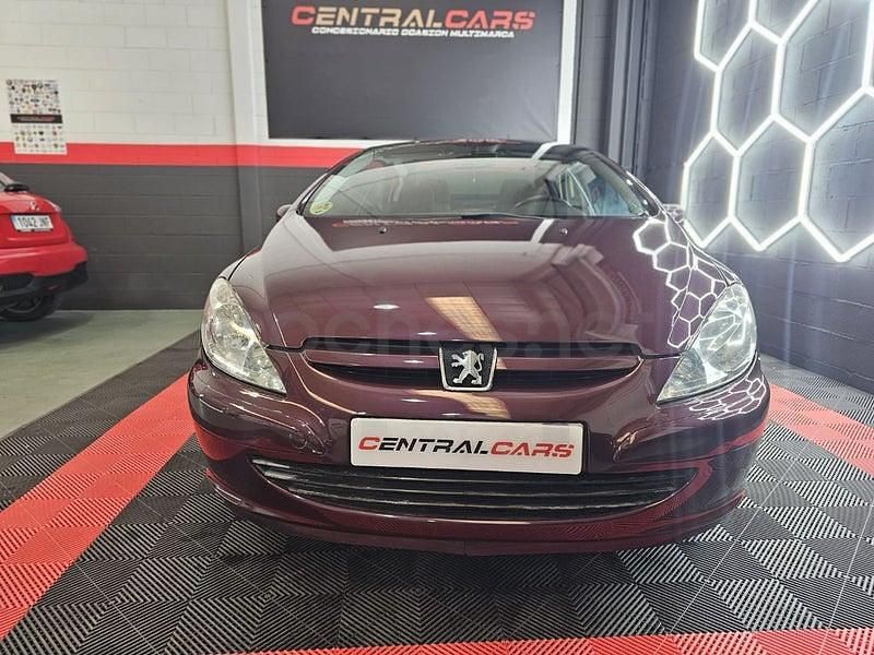 Usado Peugeot 307 CC 110 CV (80 kW) 2004 Granate Descapotable