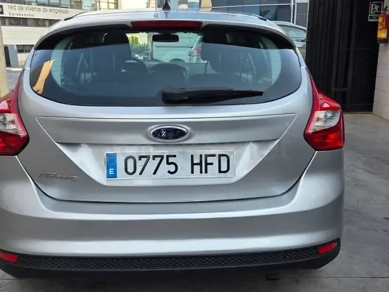 Usado Ford Focus Trend 125 CV (91 kW) 2011 Gris / plata Berlina