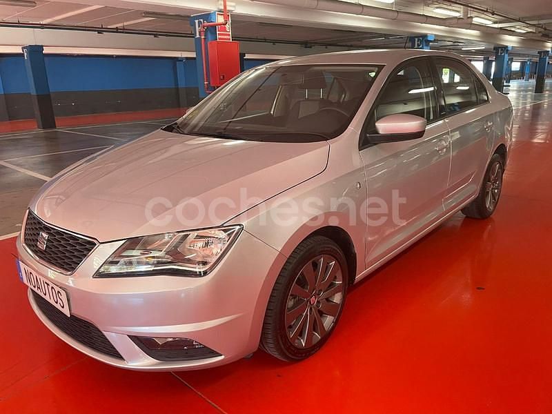 Usado Seat Toledo I-Tech 105 CV (77 kW) 2014 Gris / plata Berlina