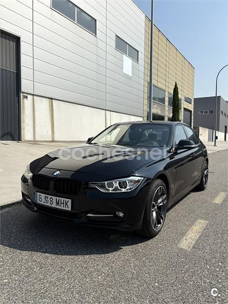 Negro Usado 2013 BMW 318 Sport Line Berlina | 15.200 € (Un poco caro) - Imagen 1/4