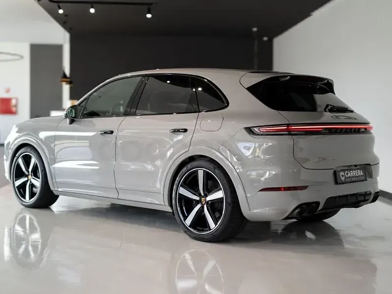 Usado Porsche Cayenne 470 CV (345 kW) 2024 Gris / plata SUV