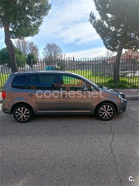 Usado VW Touran Advance 105 CV (77 kW) 2011 Granate Monovolumen