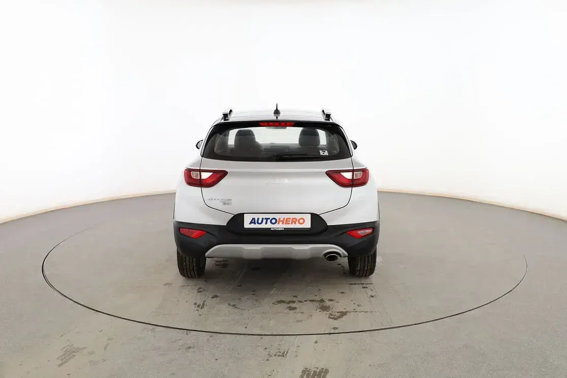Usado Kia Stonic 101 CV (74 kW) 2022 Plata SUV
