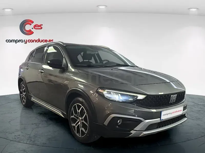Usado Fiat Tipo Cross 101 CV (74 kW) 2022 Gris / plata Berlina