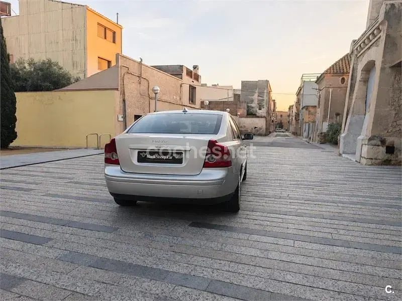 Usado Volvo S40 Momentum 136 CV (100 kW) 2006 Gris / plata Berlina