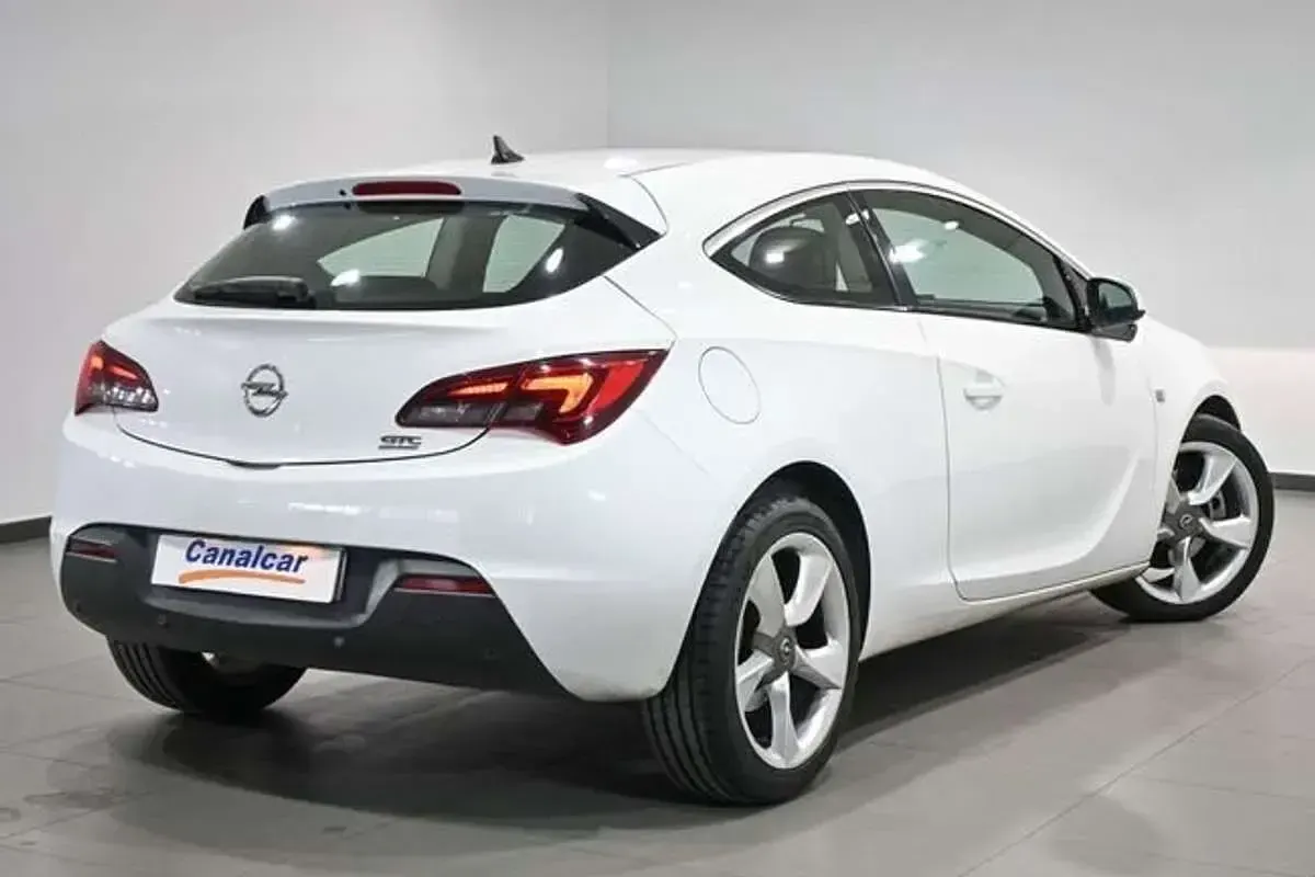 Usado Opel Astra GTC Sportive 131 CV (96 kW) 2014 Blanco Berlina