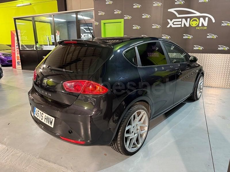 Usado Seat Leon Reference 105 CV (77 kW) 2013 Negro Berlina