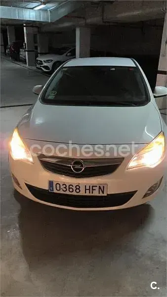 Usado Opel Astra Enjoy 125 CV (91 kW) 2011 Blanco Berlina
