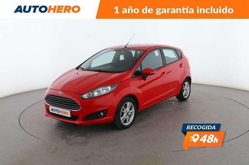 Usado Ford Fiesta Trend 75 CV (55 kW) 2015 Rojo Utilitario
