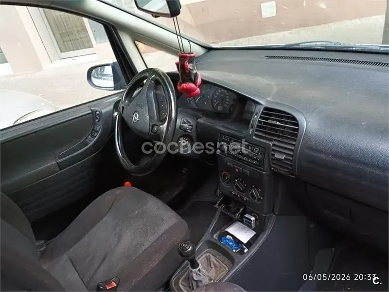 Usado Opel Zafira Elegance 100 CV (73 kW) 2002 Gris / plata Monovolumen