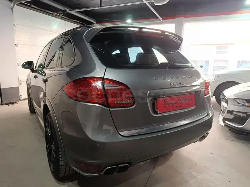Usado Porsche Cayenne 382 CV (280 kW) 2013 Gris / plata SUV