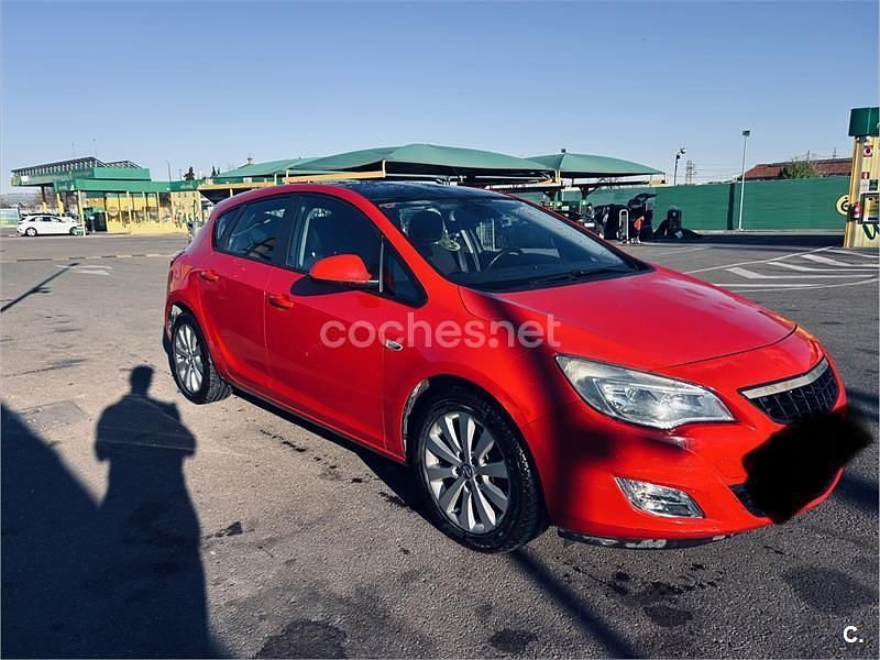 Usado Opel Astra Enjoy 110 CV (80 kW) 2011 Rojo Familiar