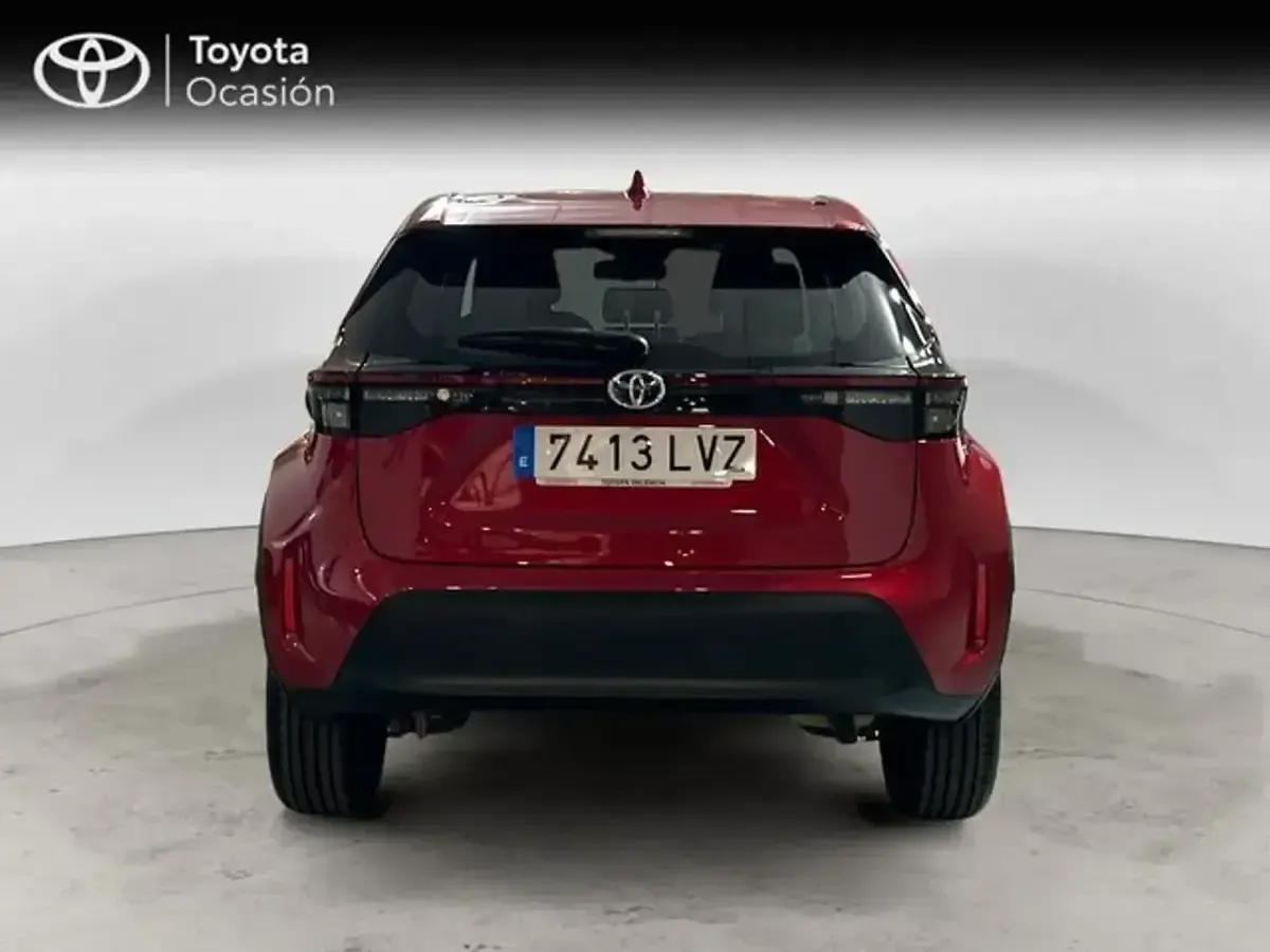 Usado Toyota Yaris Hybrid Active 116 CV (85 kW) 2022 Rojo