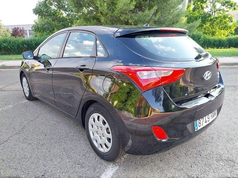 Usado Hyundai i30 90 CV (66 kW) 2012 Negro Berlina