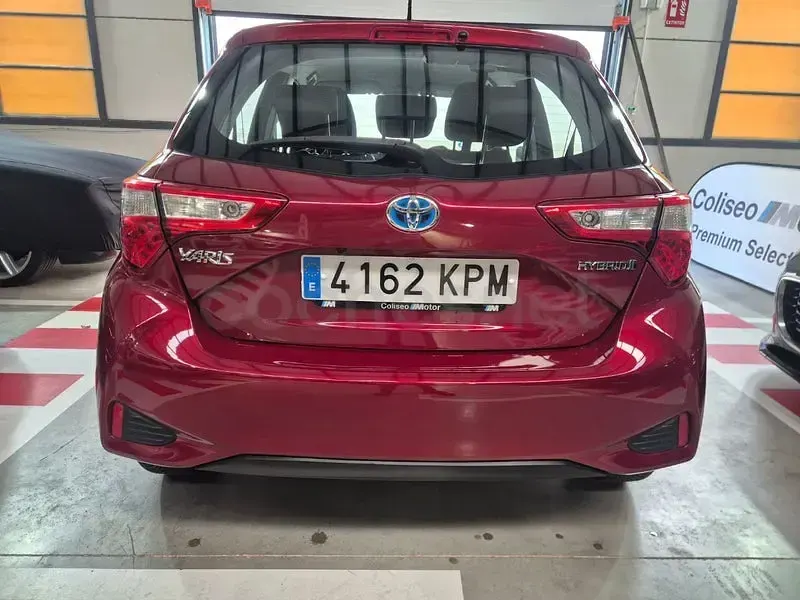 Usado Toyota Yaris Hybrid Active 100 CV (73 kW) 2018 Granate Berlina