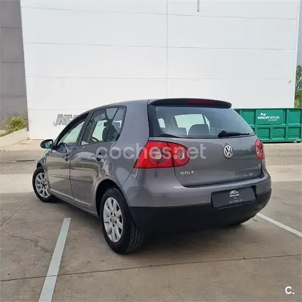 Usado VW Golf IV Highline 102 CV (75 kW) 2005 Gris / plata Berlina