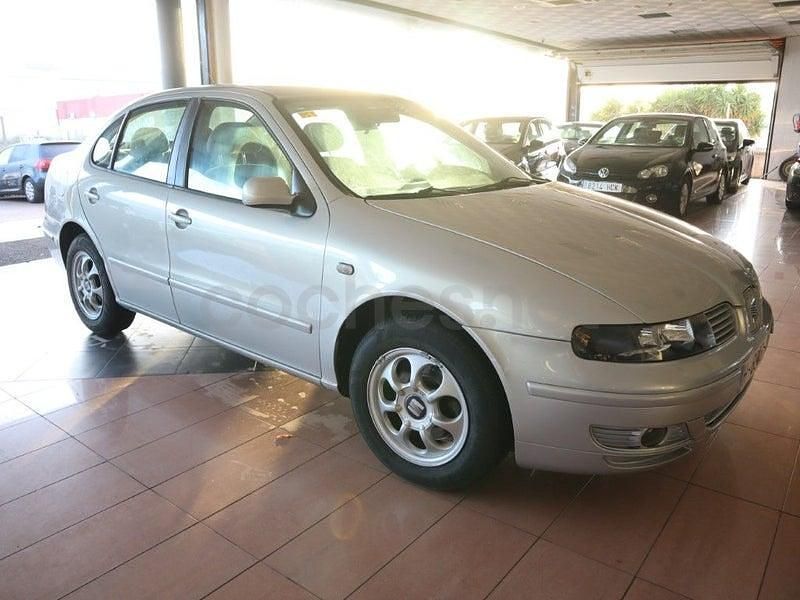Usado Seat Toledo 125 CV (91 kW) 2000 Gris / plata Berlina