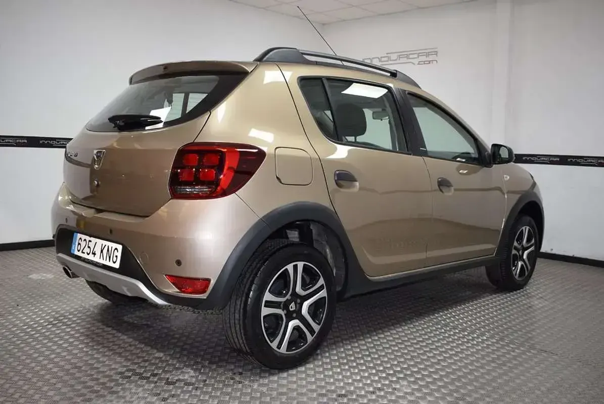 Usado Dacia Sandero Essentiel 90 CV (66 kW) 2018 Beige Utilitario