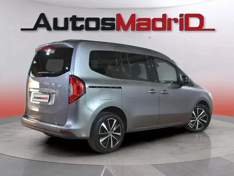 Usado Mercedes T180 116 CV (85 kW) 2023 Gris / plata Monovolumen