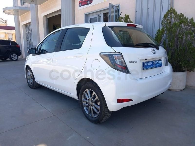 Usado Toyota Yaris Advance 90 CV (66 kW) 2014 Blanco Berlina