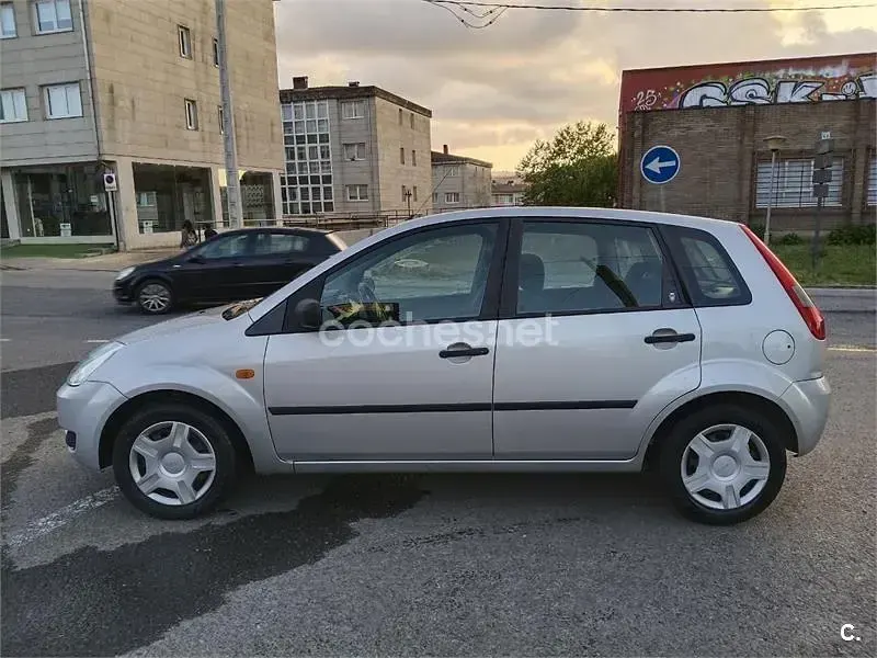 Usado Ford Fiesta 90 CV (66 kW) 2005 Gris / plata Utilitario