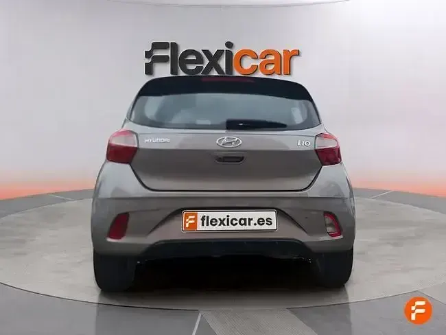Usado Hyundai i10 67 CV (49 kW) 2022 Gris Utilitario