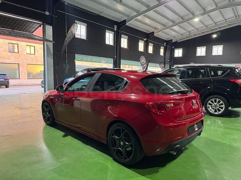 Usado Alfa Romeo Giulietta Distinctive 175 CV (128 kW) 2016 Rojo Utilitario