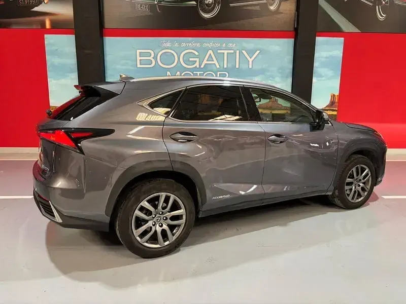 Usado Lexus NX300h Executive Line 197 CV (144 kW) 2018 Gris / plata SUV
