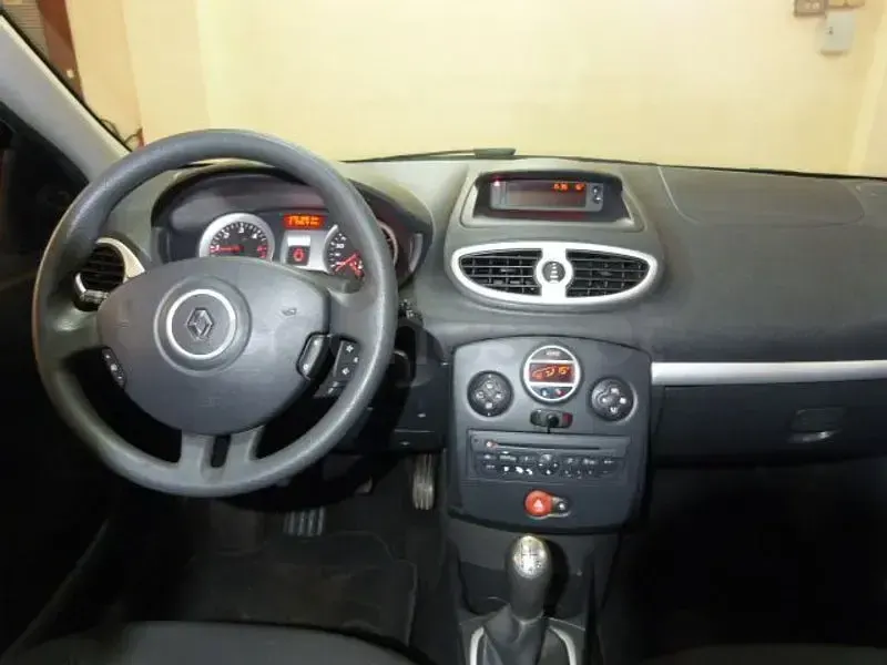Usado Renault Clio II Authentique 75 CV (55 kW) 2010 Blanco Berlina