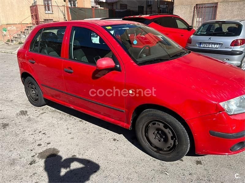 Usado Skoda Fabia 64 CV (47 kW) 2005 Rojo Berlina