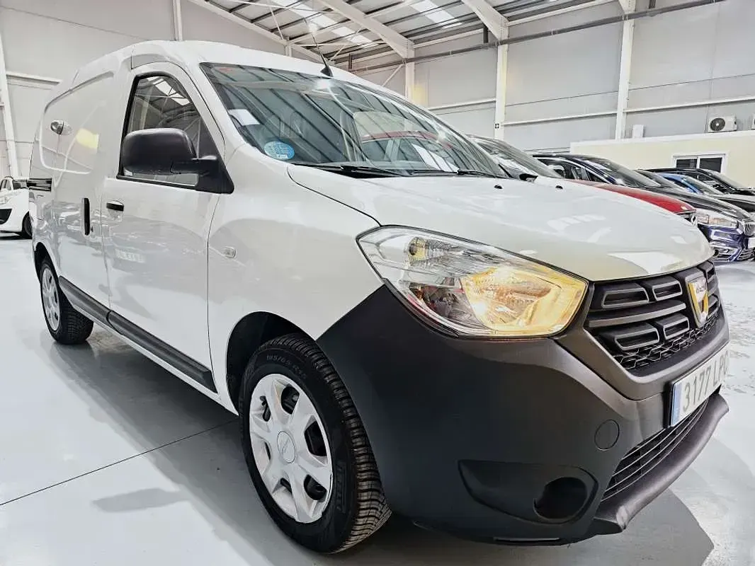 Usado Dacia Dokker Essentiel 109 CV (80 kW) 2021 Blanco Monovolumen