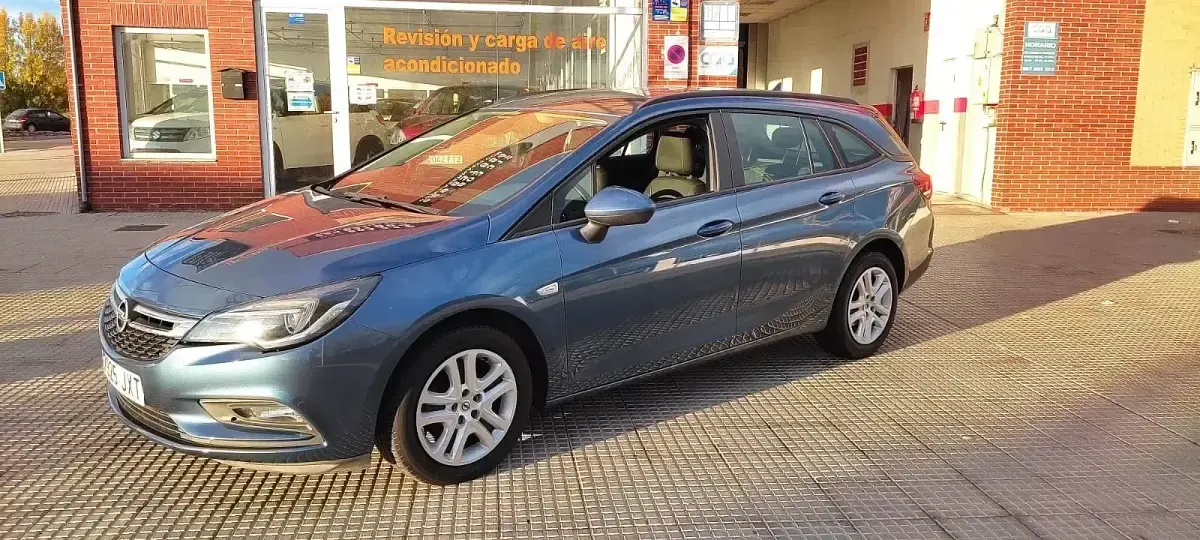 Usado Opel Astra Business 136 CV (100 kW) 2017 Azul Familiar