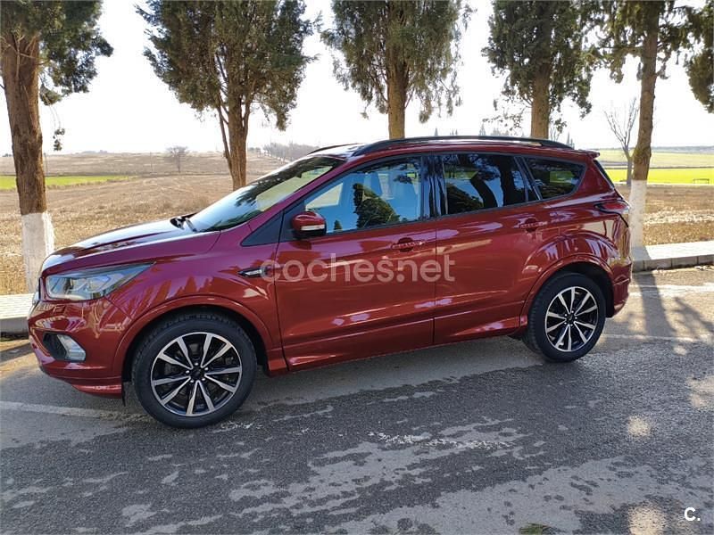 Usado Ford Kuga ST-Line 150 CV (110 kW) 2017 Granate SUV