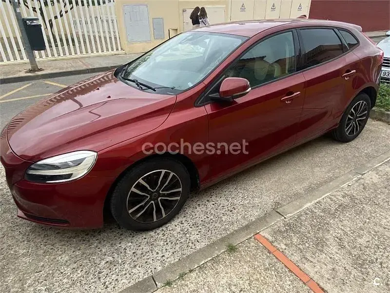 Usado Volvo V40 Momentum 120 CV (88 kW) 2017 Granate Berlina